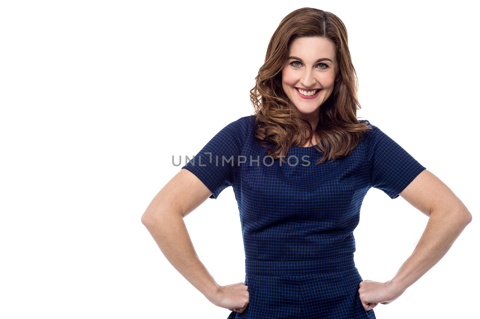 Cheerful woman posing with hands in her waist