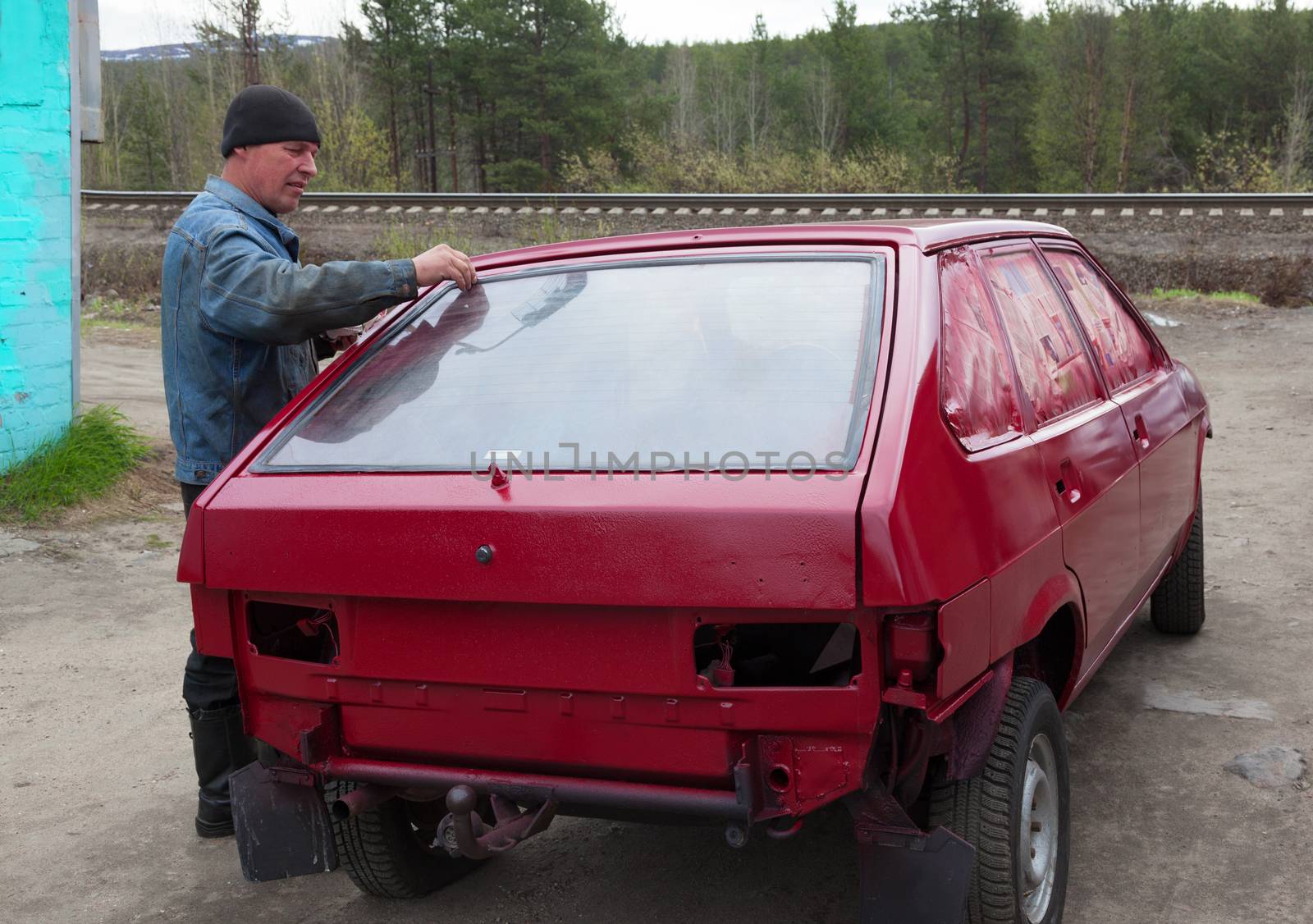 Paint the car with their hands outdoors