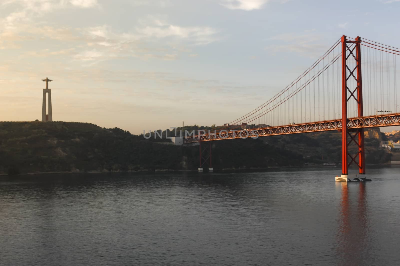 The Ponte 25 April is truly spectacular! Among the most attractive places of Lisbon, it is also from the railway route. Both the color and the size, they lead you to believe you are in America on the bridge of San Francisco. On one of the banks you can glimpse the Christ at the same time brings the mind to Rio de Janeiro.