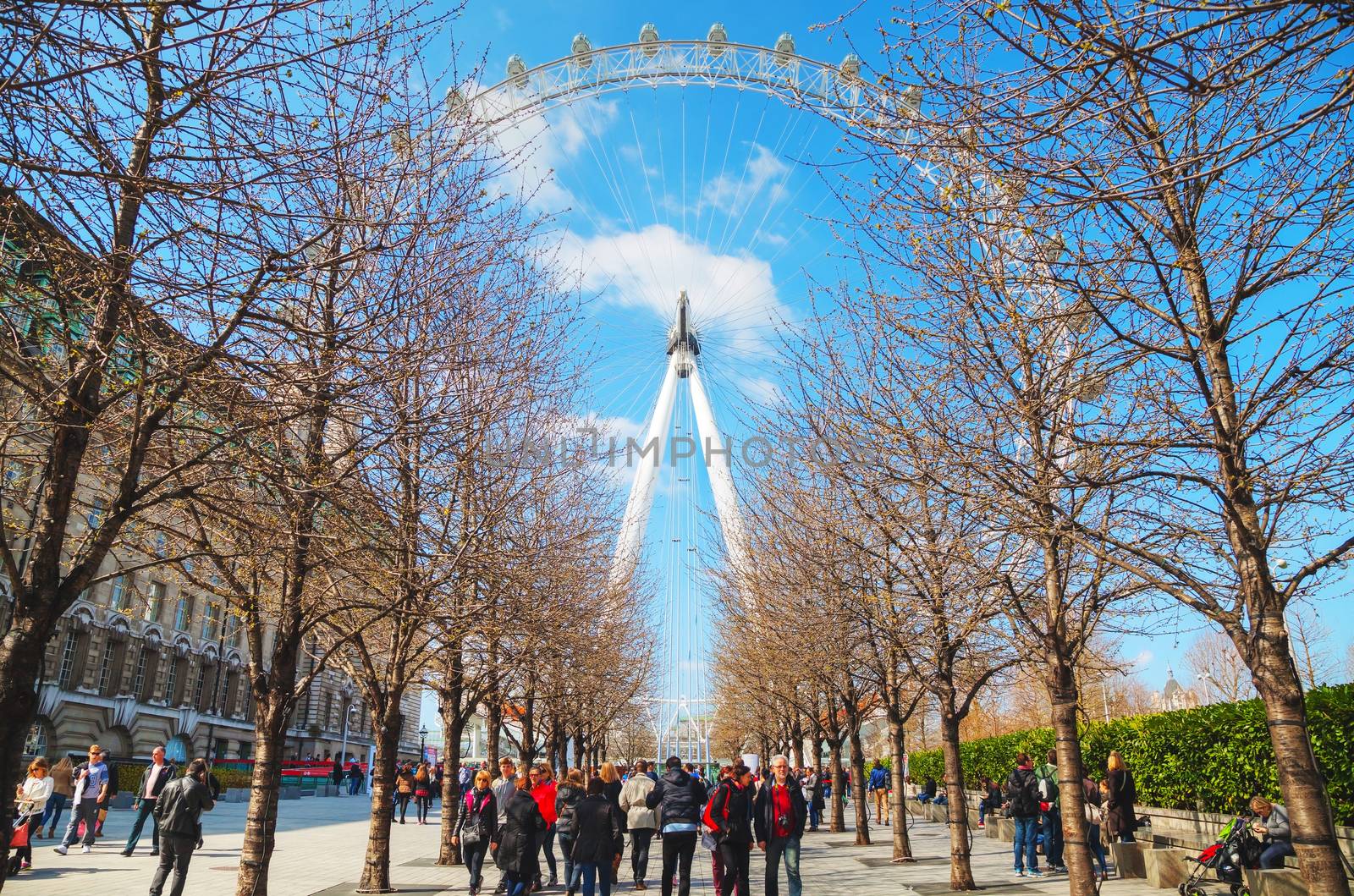 LONDON - APRIL 6: The London Eye Ferris wheel in the evening on April 6, 2015 in London, UK. The entire structure is 135 metres tall and the wheel has a diameter of 120 metres.