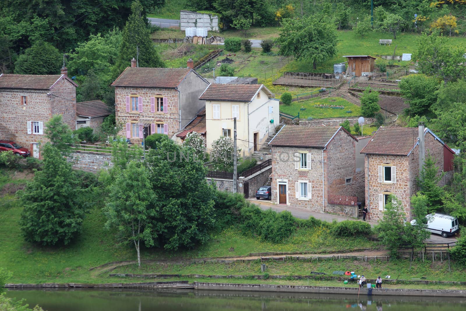 Small lake in Thizy-les-Bourgs by bensib