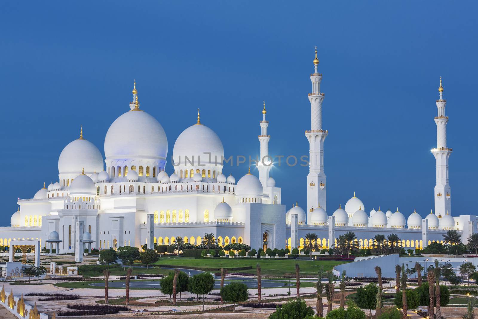 View of famous Abu Dhabi Sheikh Zayed Mosque  by vwalakte