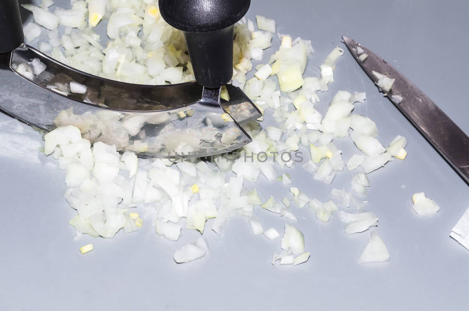 Cut onion, chop with a chopping knife.