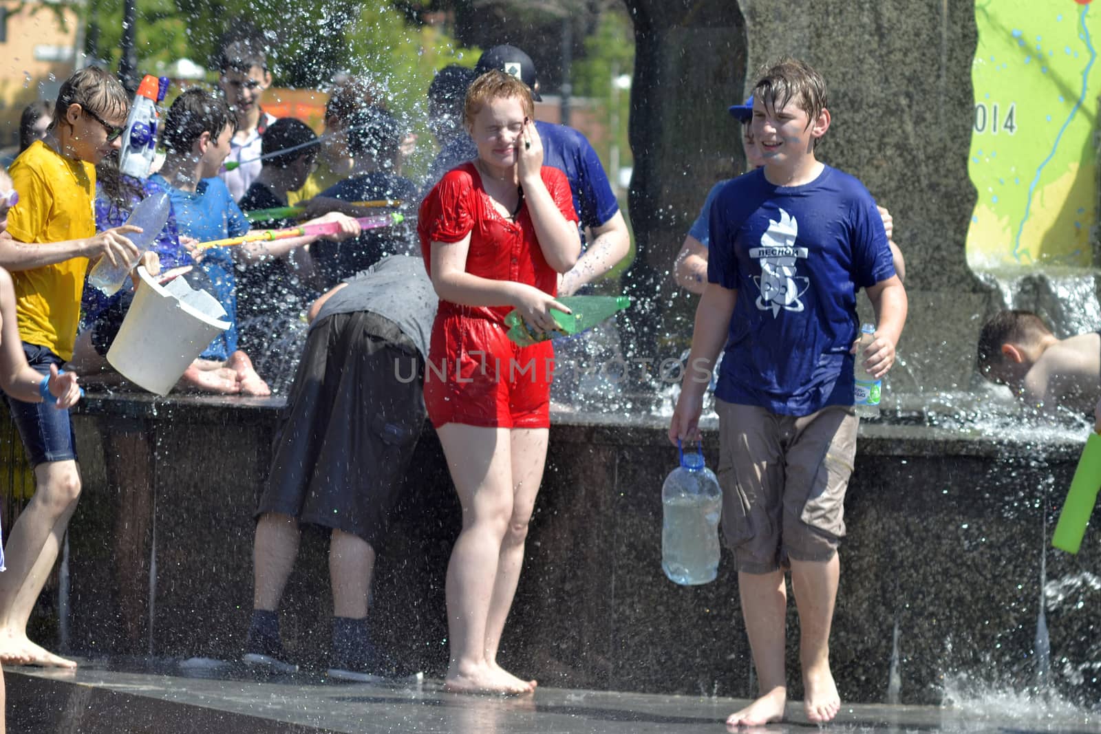 The game "Water Fight" in honor of opening of a summer season on the street in Tyumen. 31.05.2015