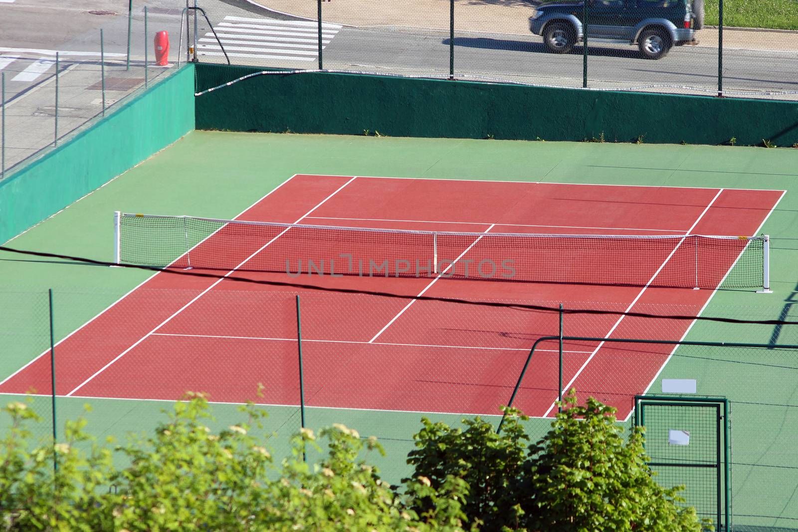 Outdoor tennis court with nobody
