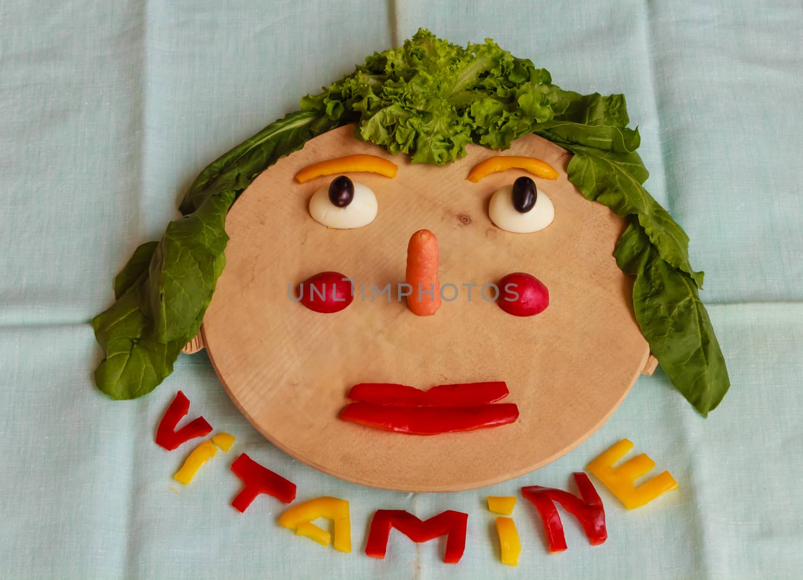 a cutting-board in the shape of her face smiling invites us to a correct  and healthy food habit