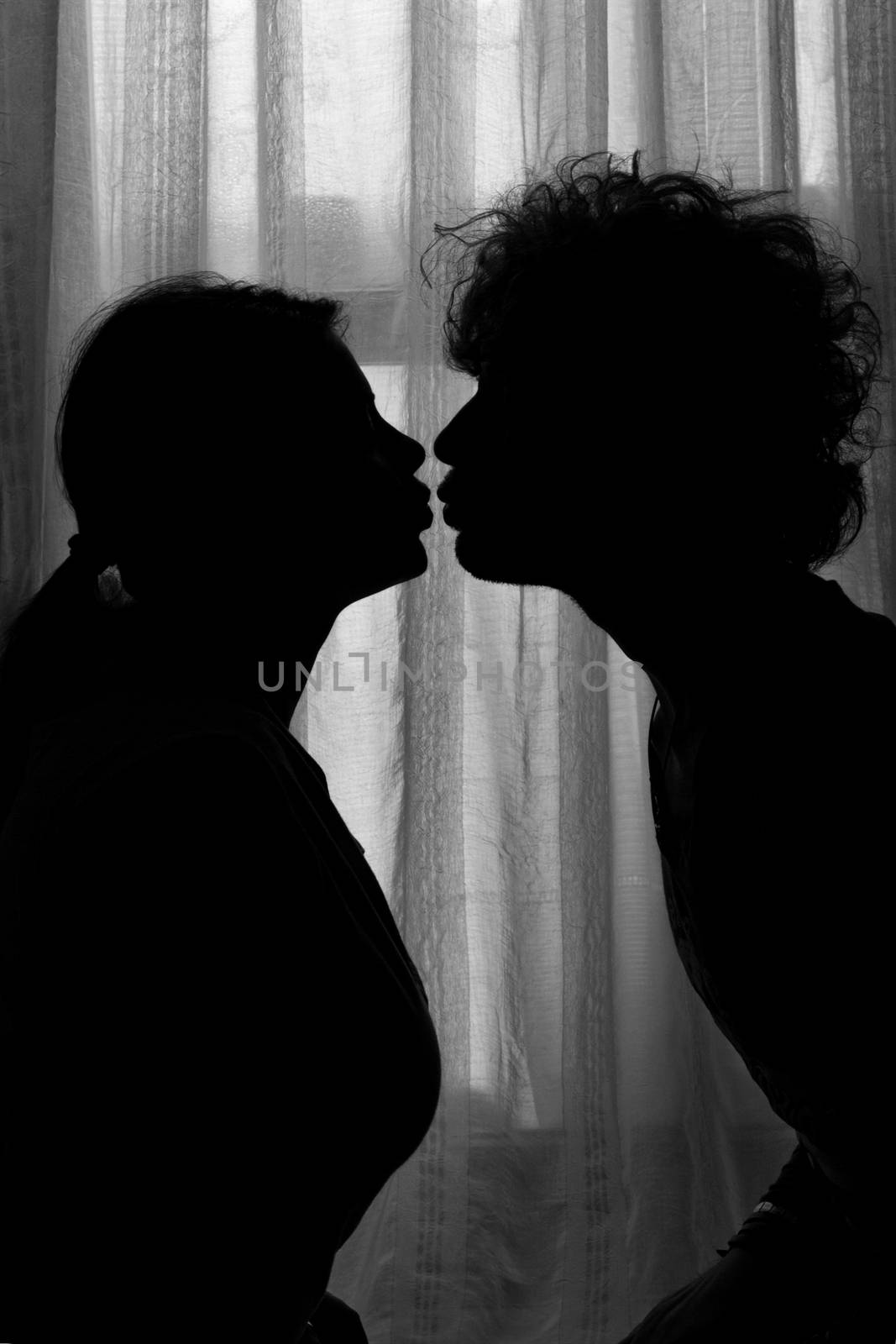 couple silhouette in black and white