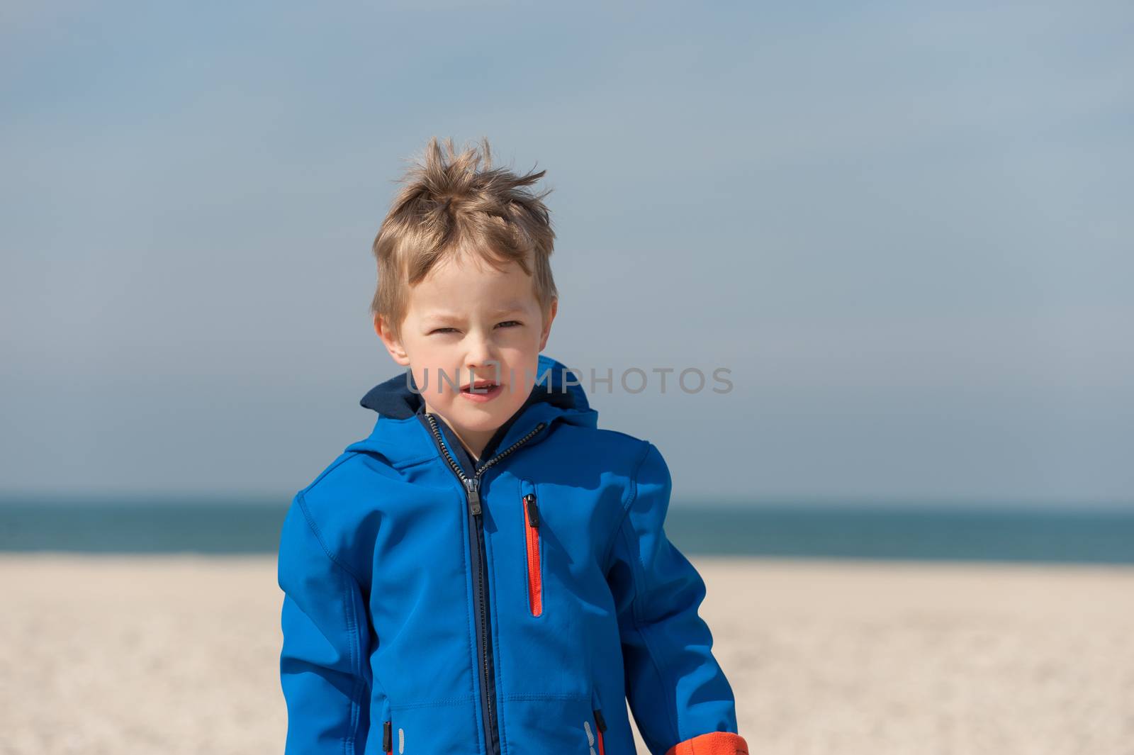 Portr��t eines Jungen am Strand