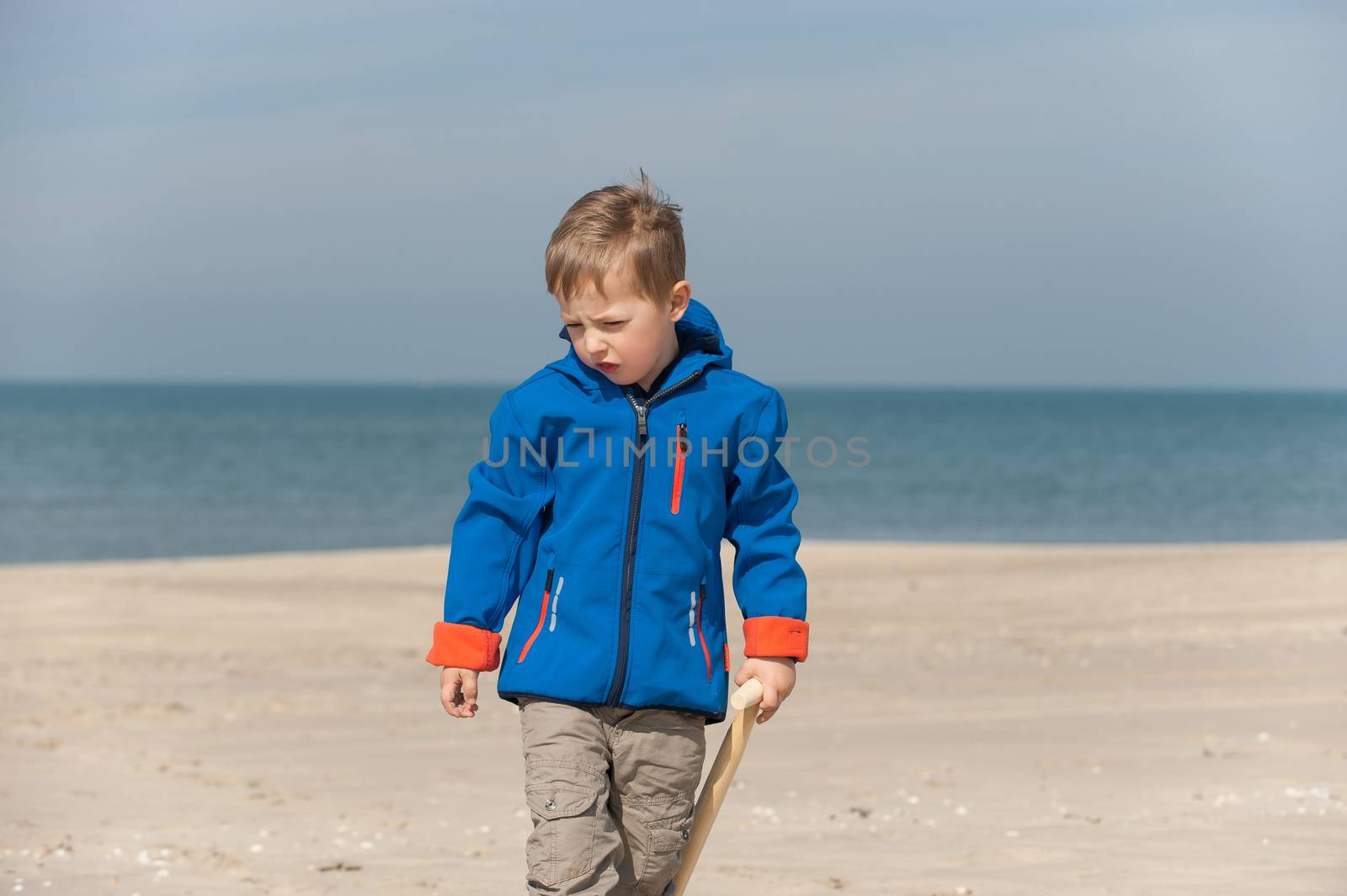 Portr��t eines Jungen am Sandstrand
