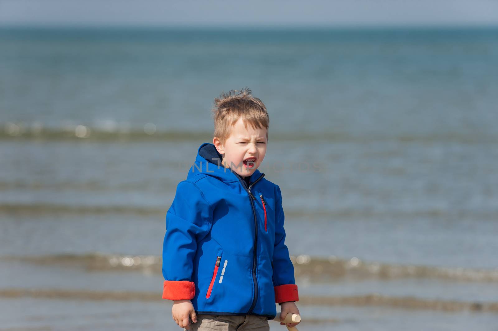 6 j��hriger Junge spielt am Strand