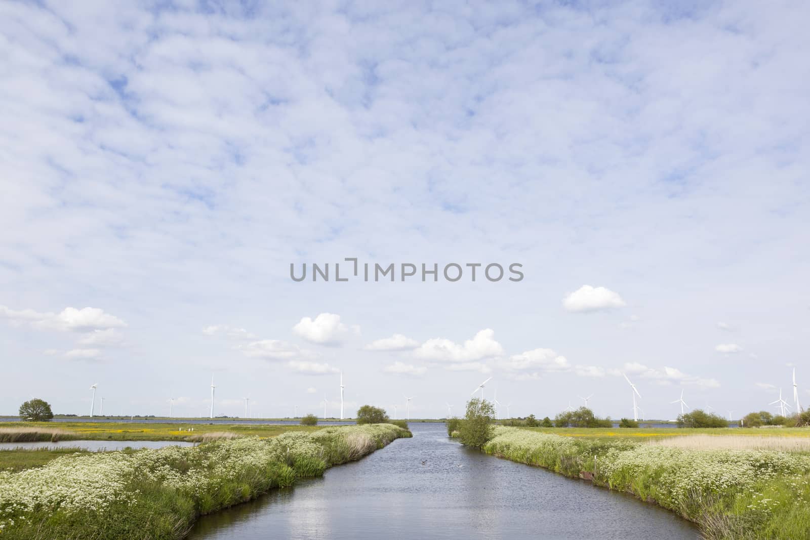 kanaal naar randmeer en windturbines bij bunschoten spakenburg