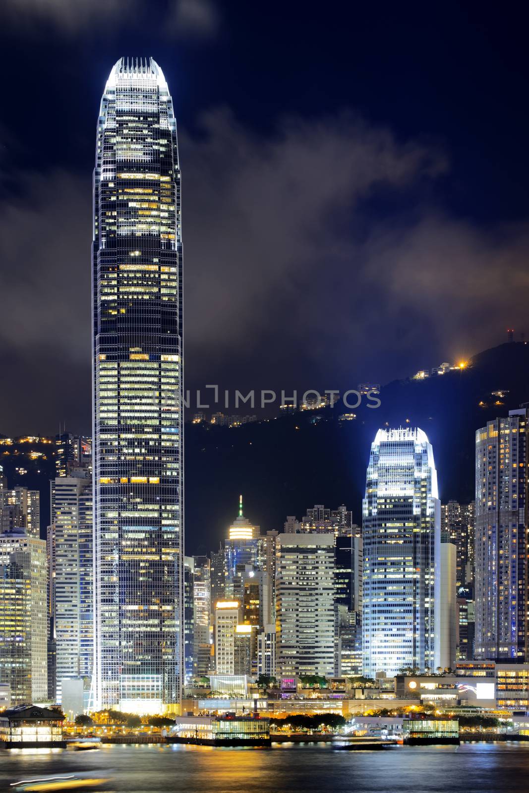 Hong Kong at night by cozyta