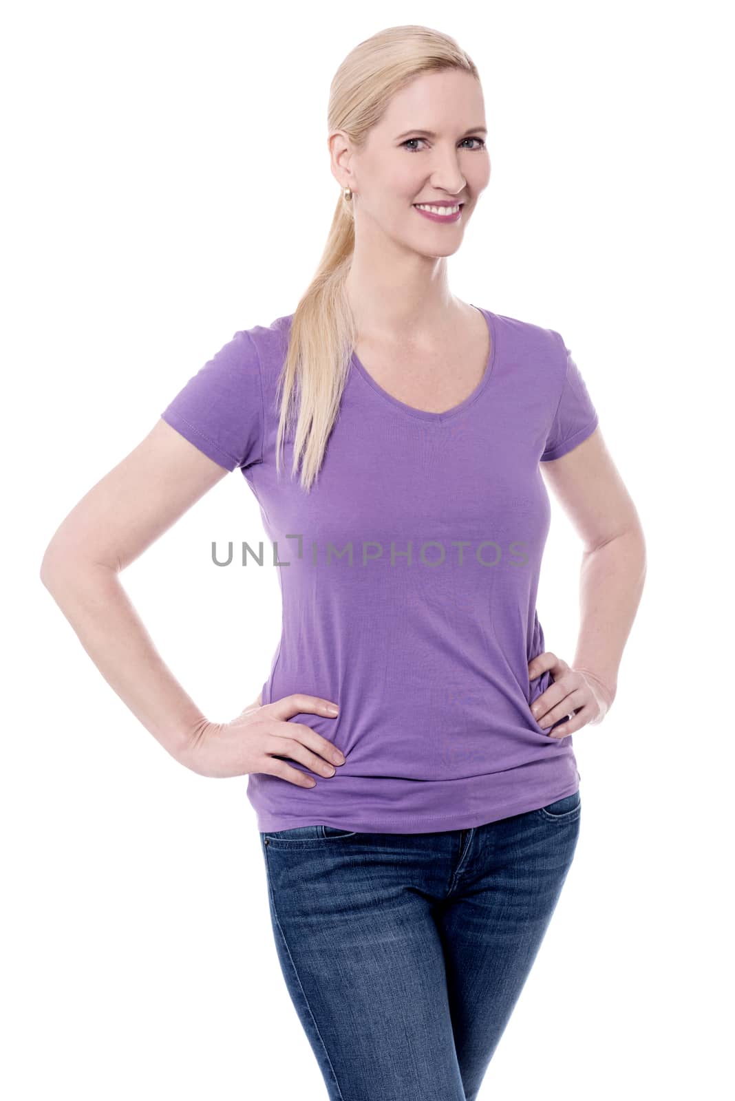 Happy woman posing with hands in her waist