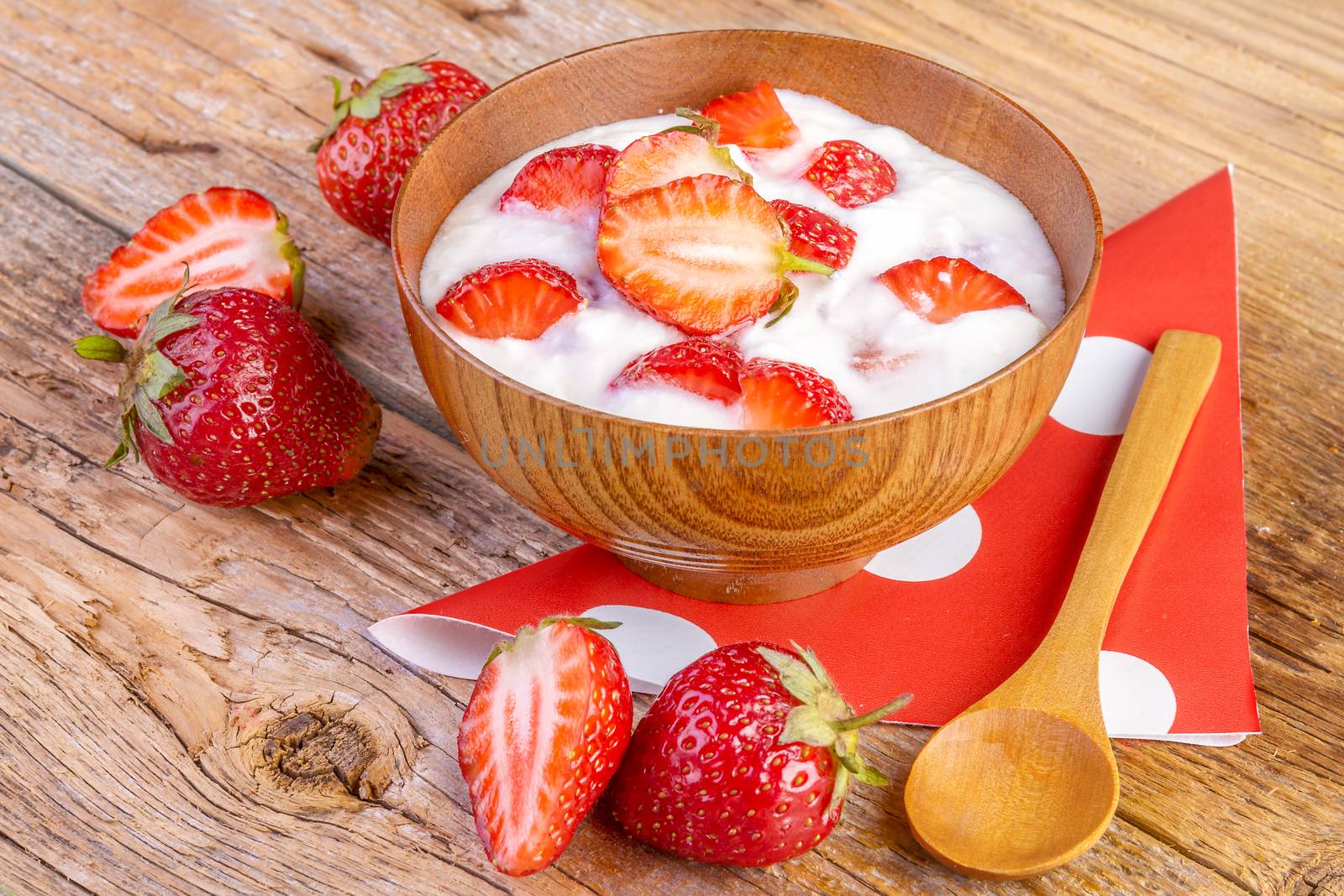 strawberry yoghurt by manaemedia