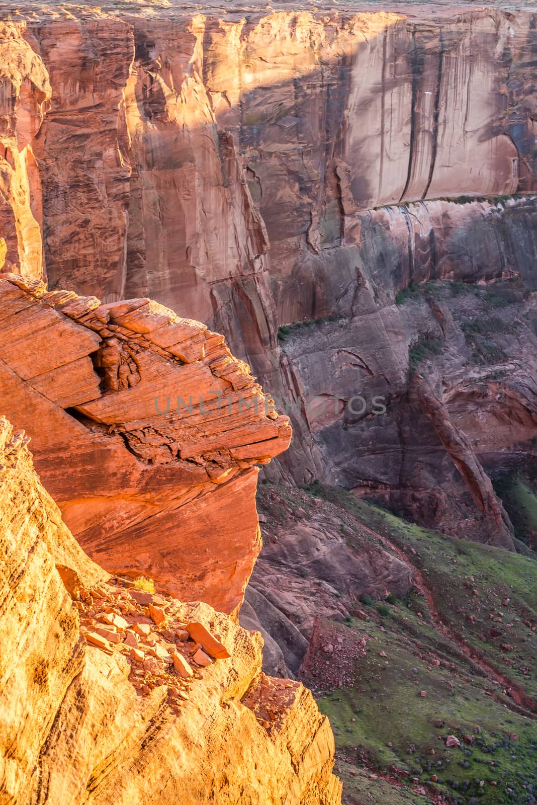 rock formations along the ledge of horseshoue bend in arizona