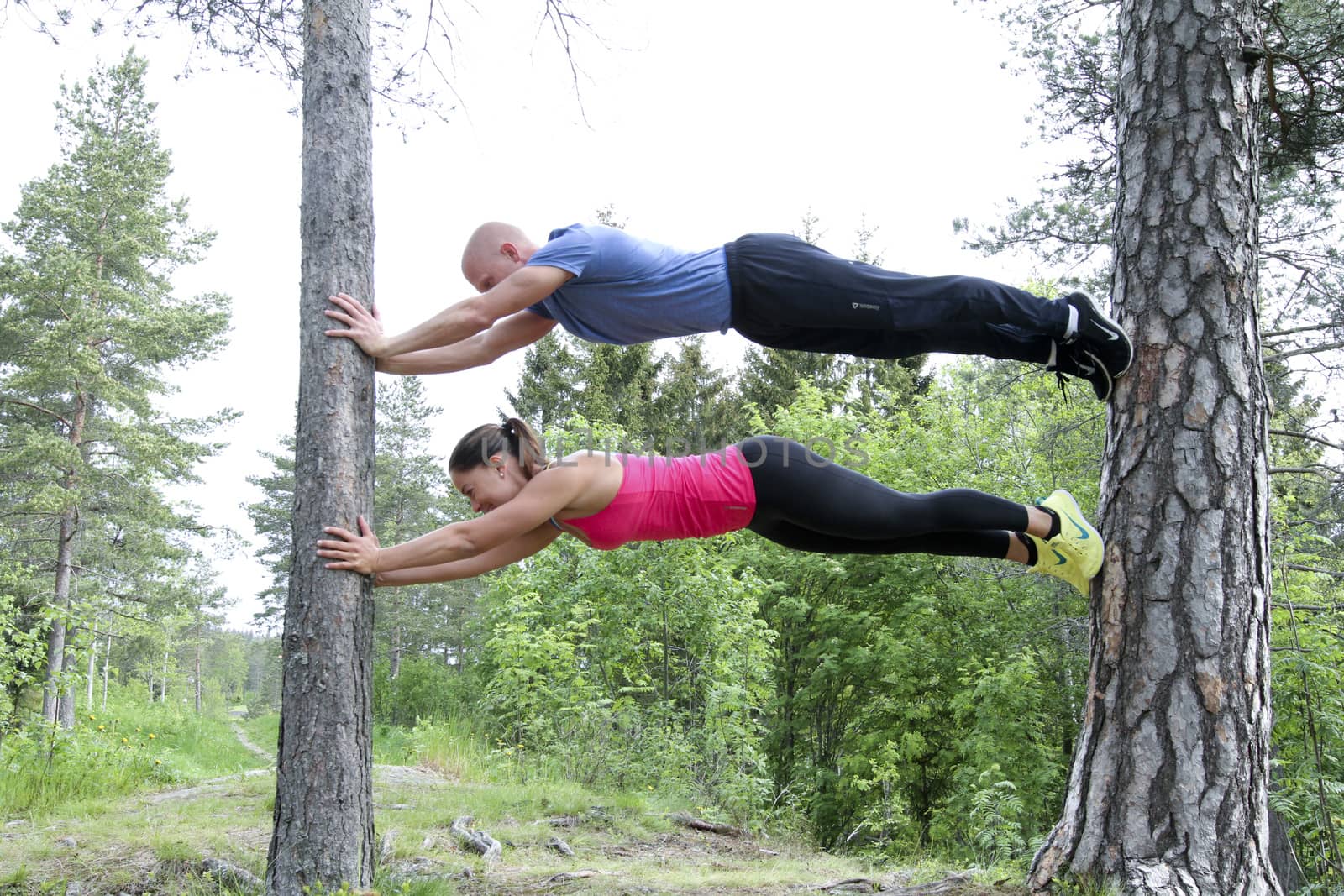 Lasse Tufte og bloggeren Maren Erdvik bak Fitliving viser treningsøvelser i skogen.