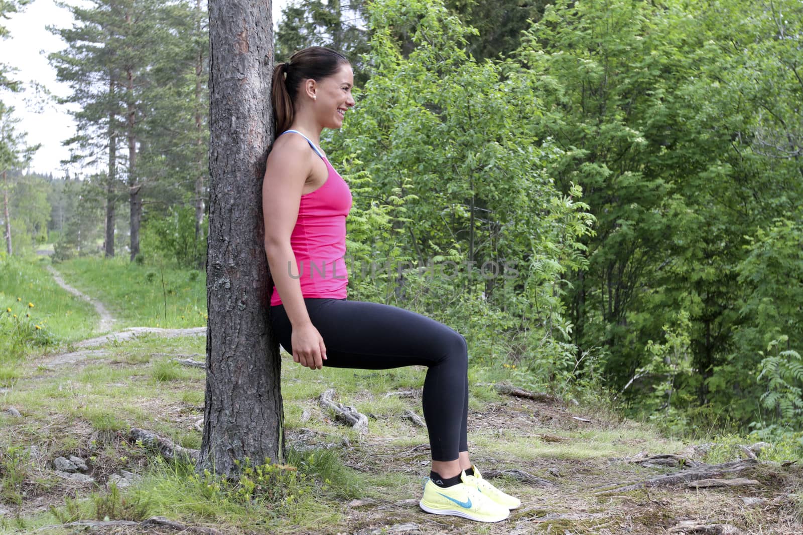 Lasse Tufte og bloggeren Maren Erdvik bak Fitliving viser treningsøvelser i skogen.