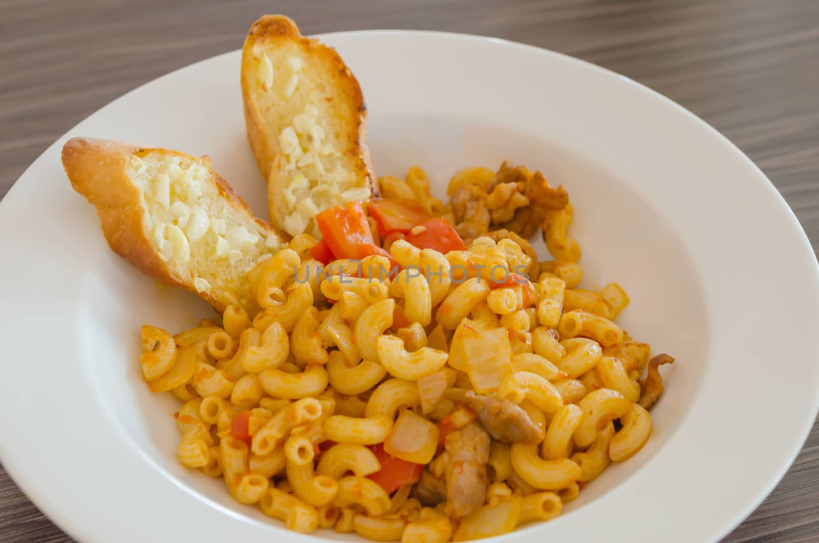 Italian tomato pasta served with garlic bread