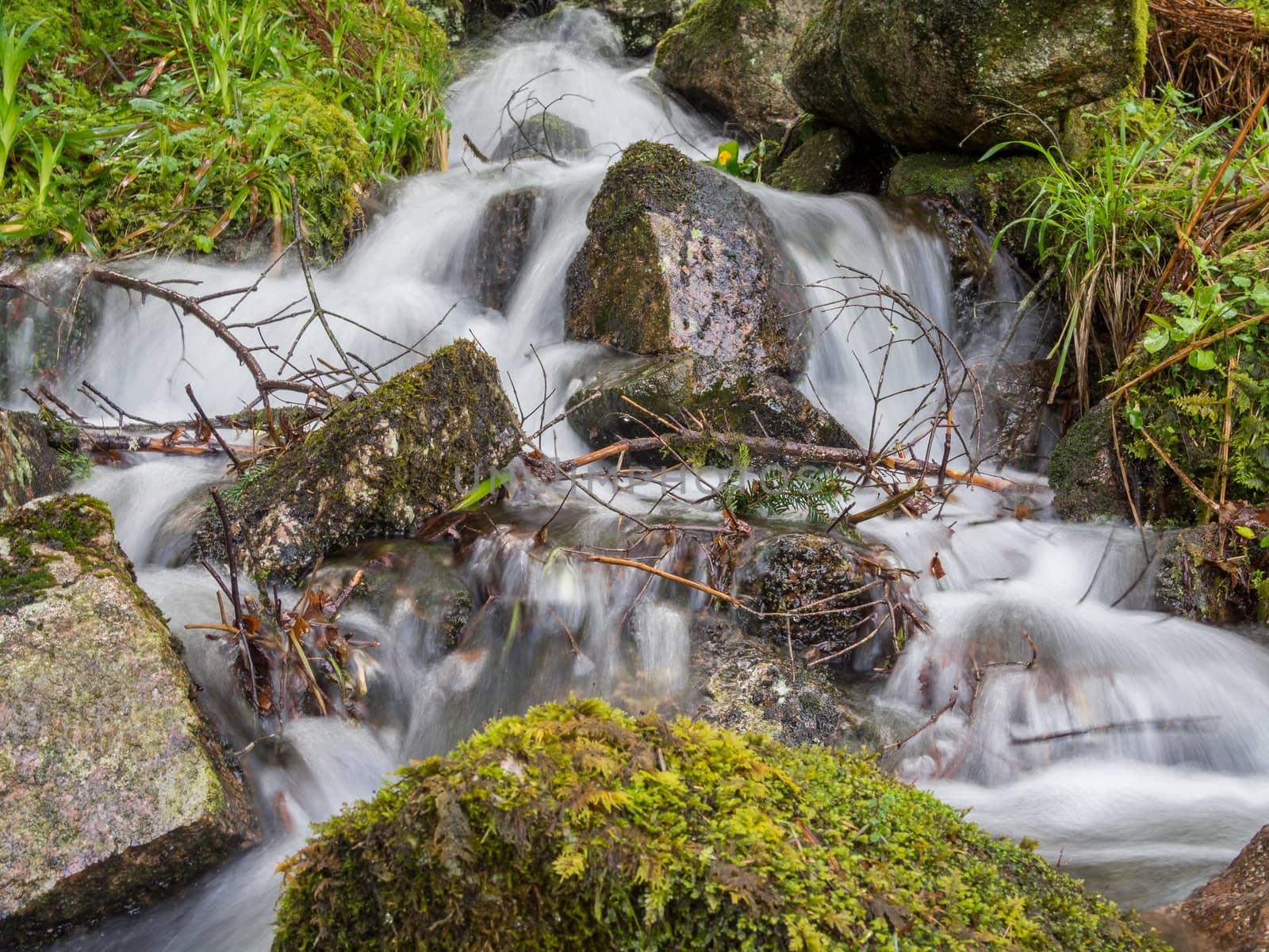 Horizontal shot of a messy waterfall by frankhoekzema