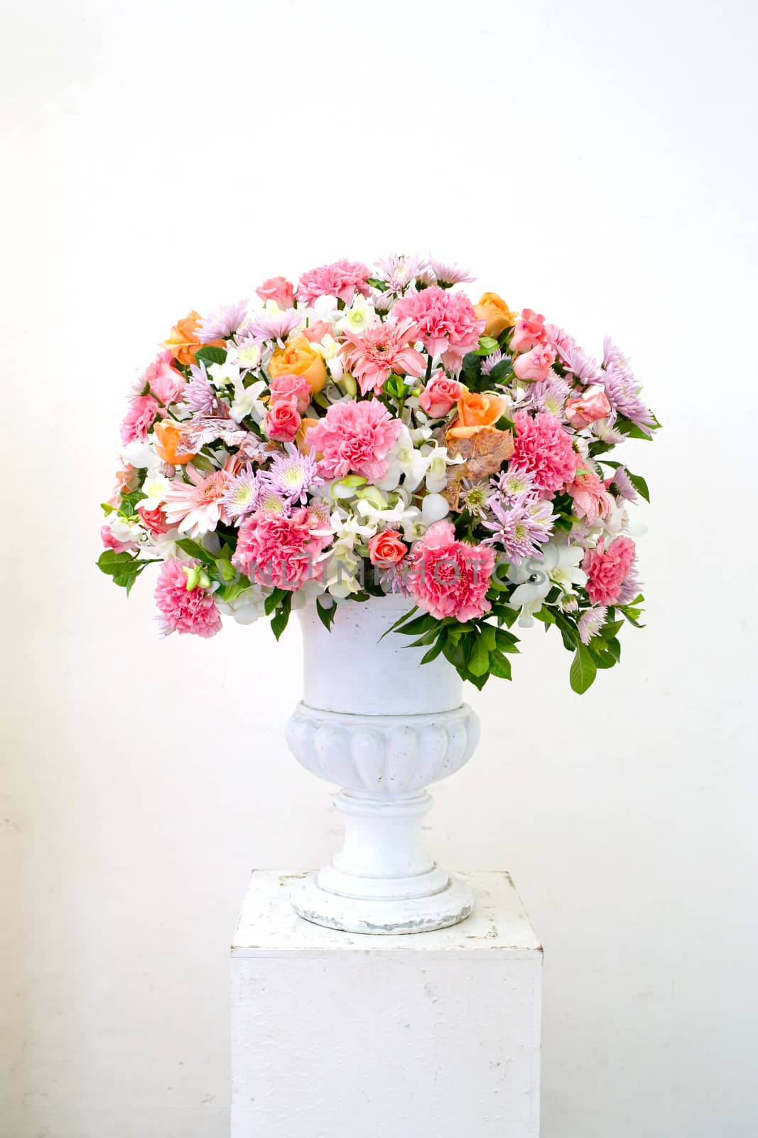 Glass vase with flowers, a beautiful ornament in a wedding