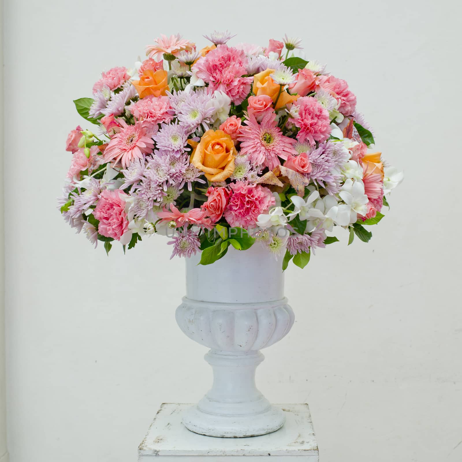 Glass vase with flowers, a beautiful ornament in a wedding