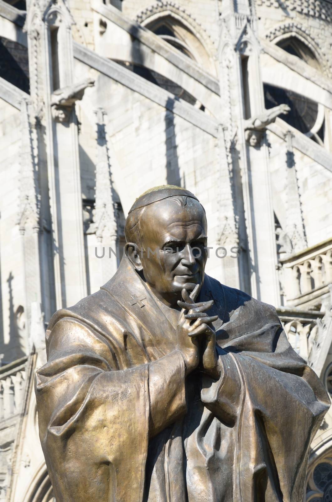 Statue of John Paul II outside Notre dame by pauws99