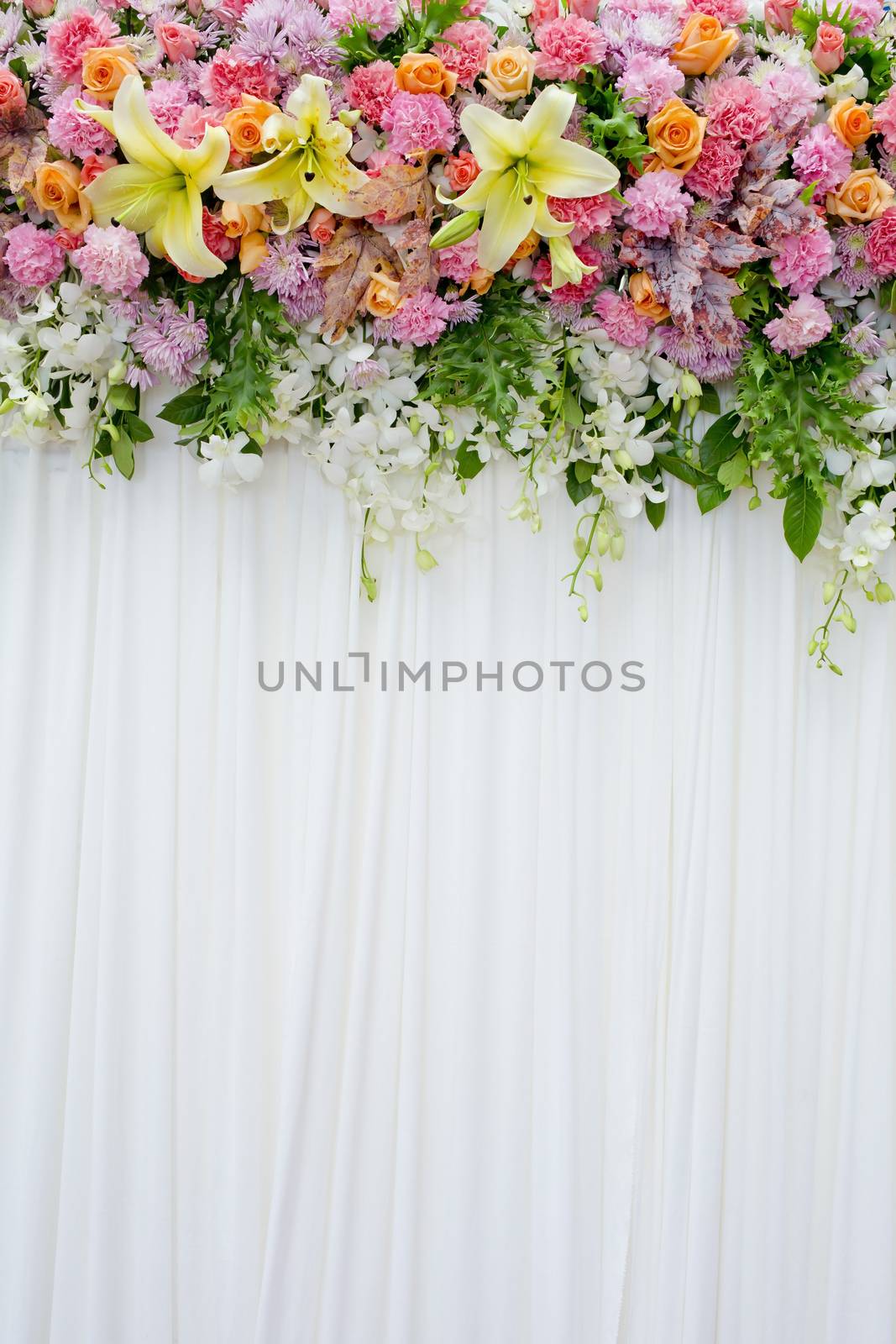 floral backdrop in cozy room at the wedding