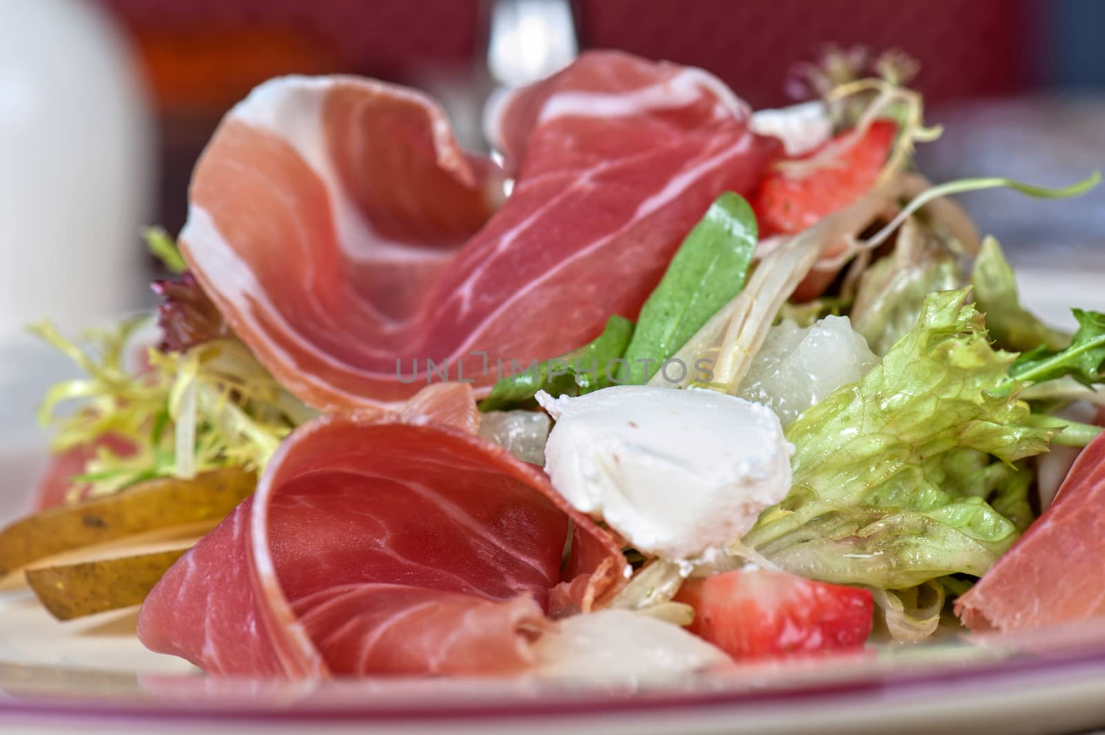 Green salad with cheese and bacon