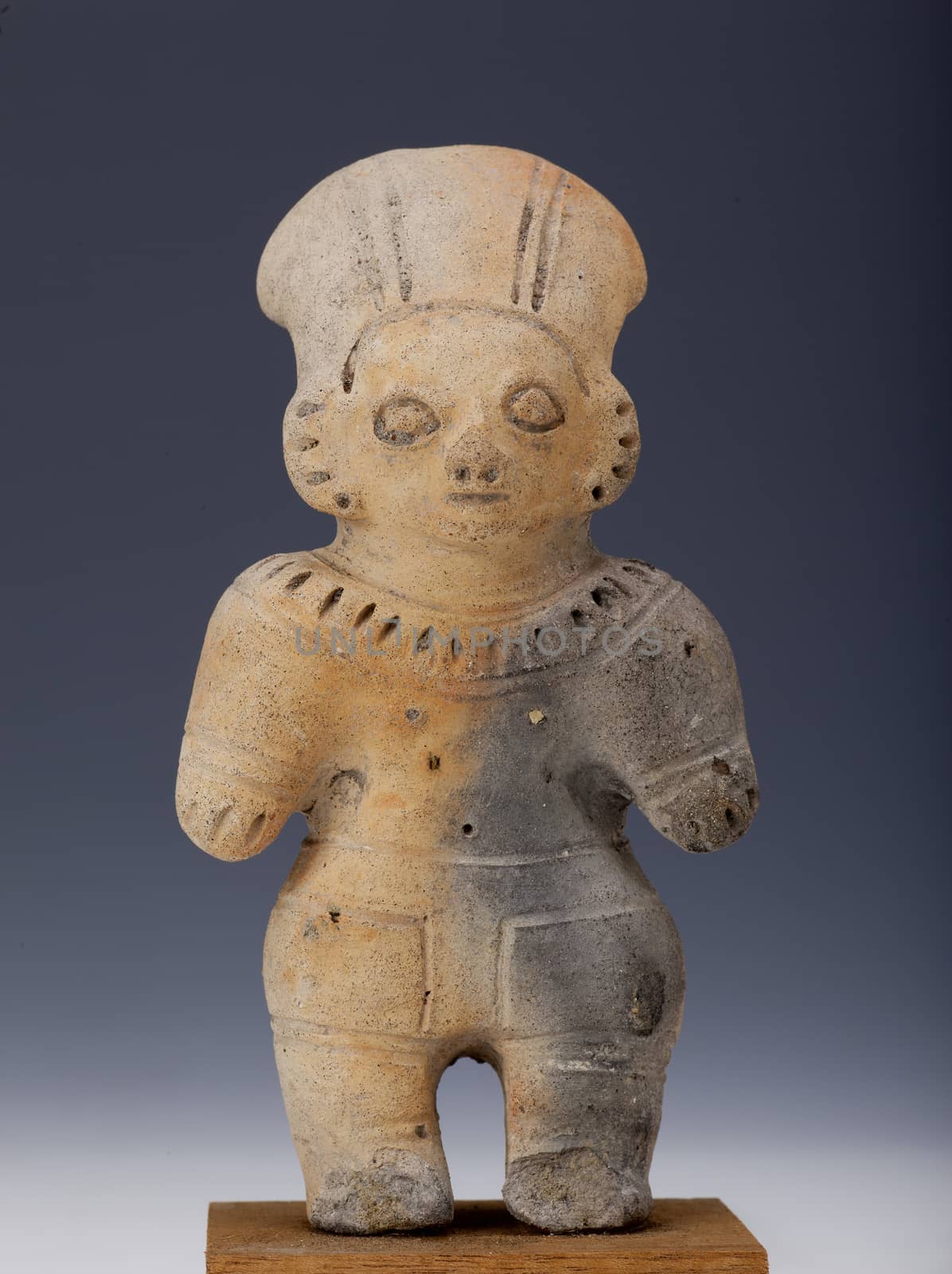 anthropomorphic figure in argil or clay, ancient art of ecuador