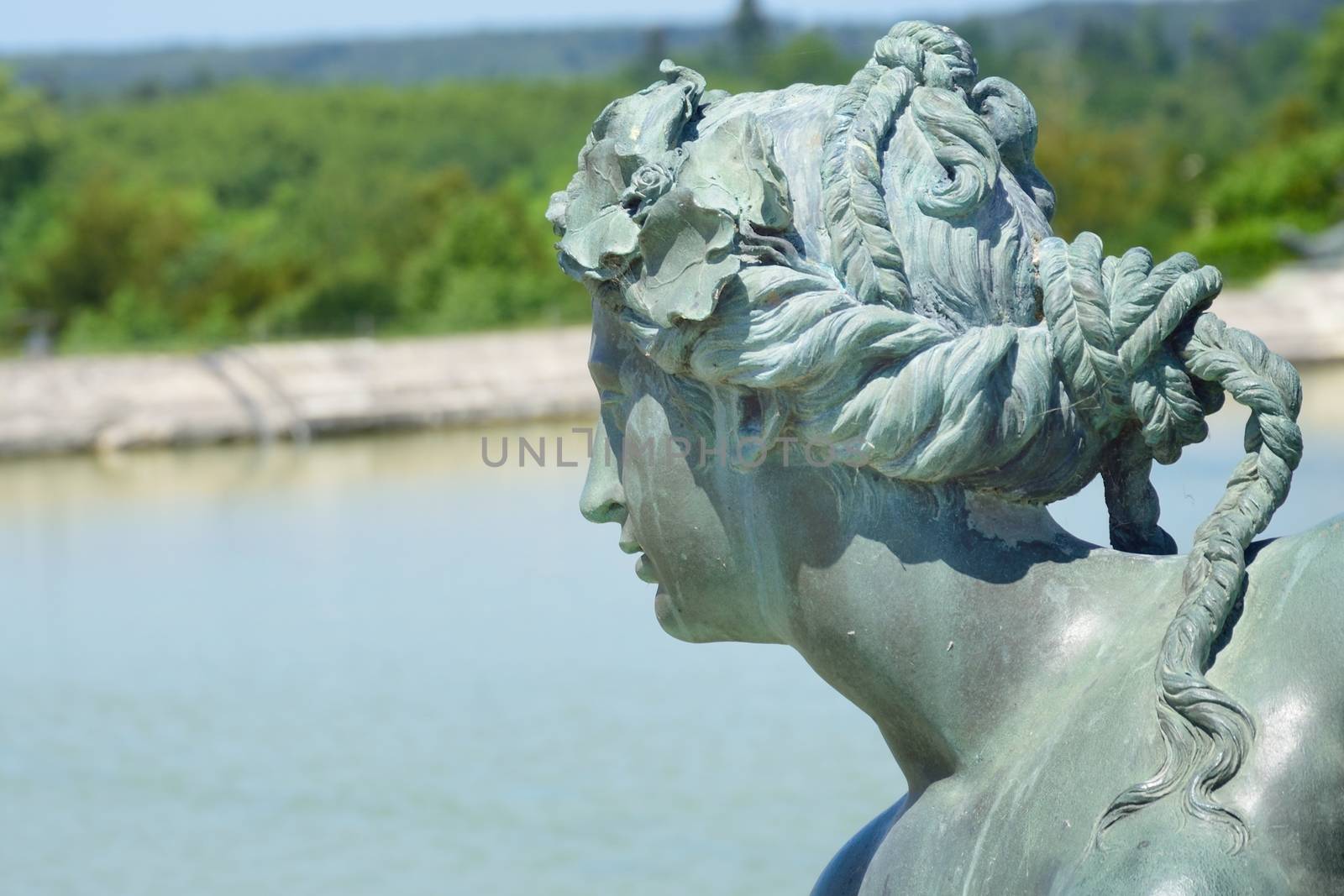 womans head overlooking fountain by pauws99