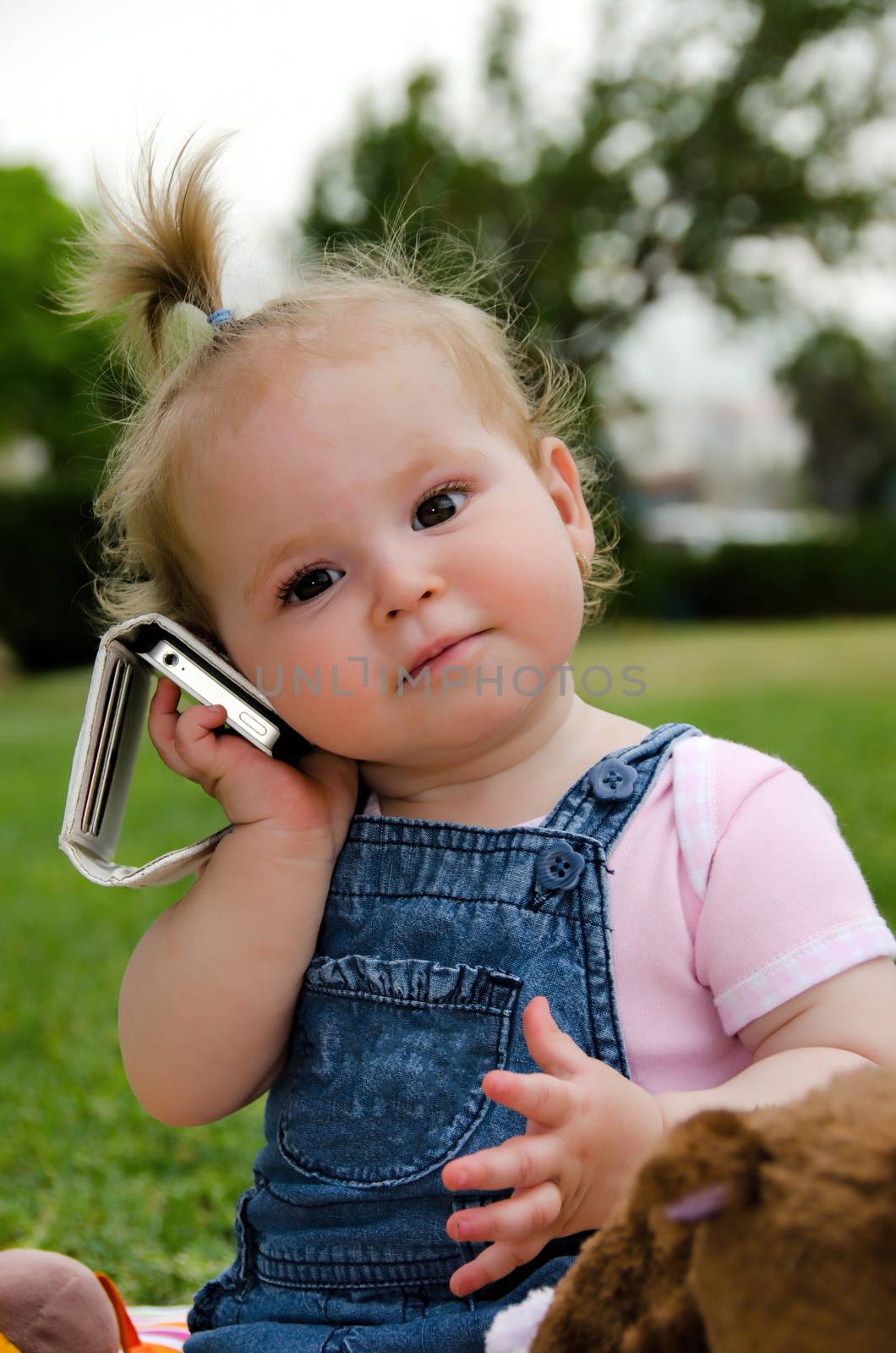 child took the cell phone she likes to listen to music