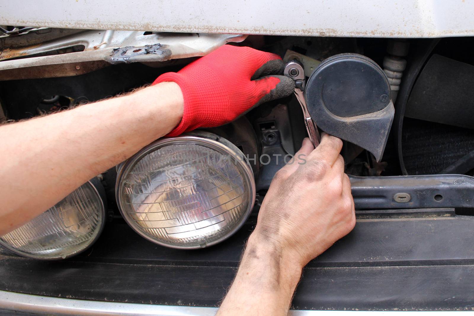 Technician fixing old broken car by ziss