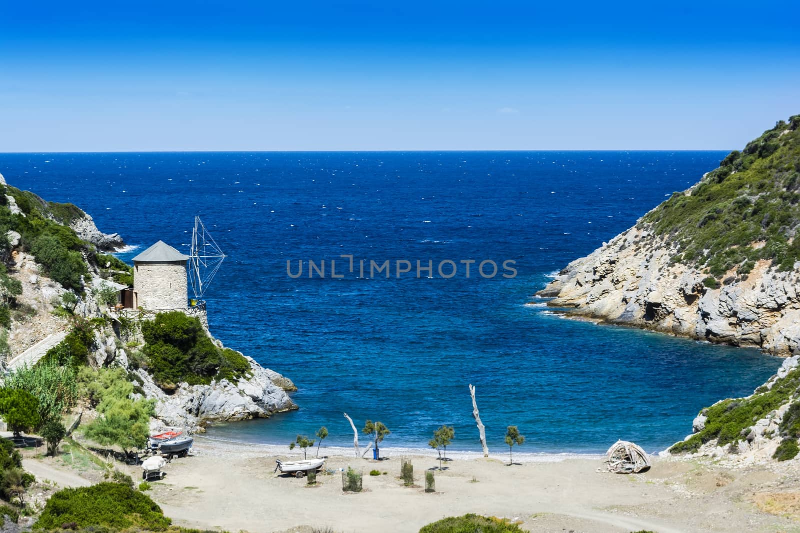 The beach of Lakes is a small rocky cove with some sand, found at north of the old town of Alonissos, known as Old Alonissos.