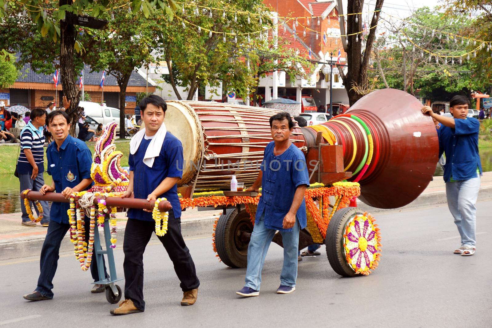 CHIANGMAI, THAILAND - FEBRUARY 2-2013 : Unidentified Thai people on the parade in ChiangMai Flower Festival 2013 at ChiangMai, Thailand.