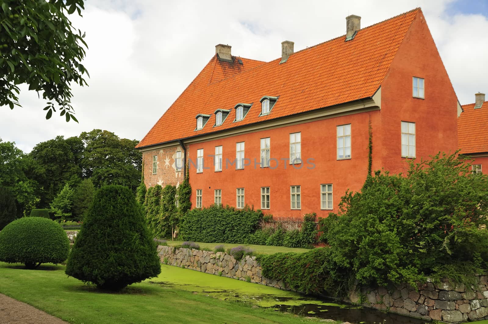 Krapperup main building was built in the mid-1500s over the remains of the medieval castle. Renovations during the 1700s gave the mansion its present appearance