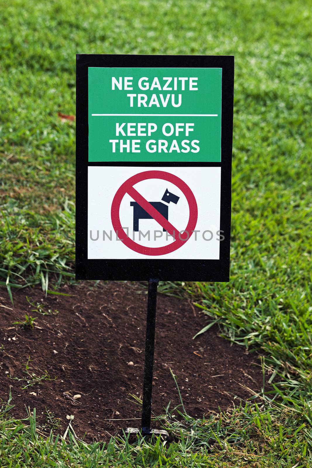   a sign about a circulation ban on the lawns, located in the lawn territory