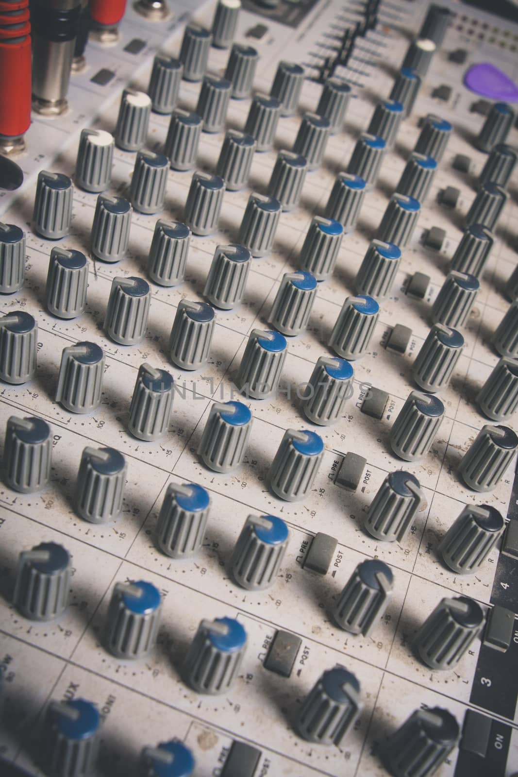 audio mixing console