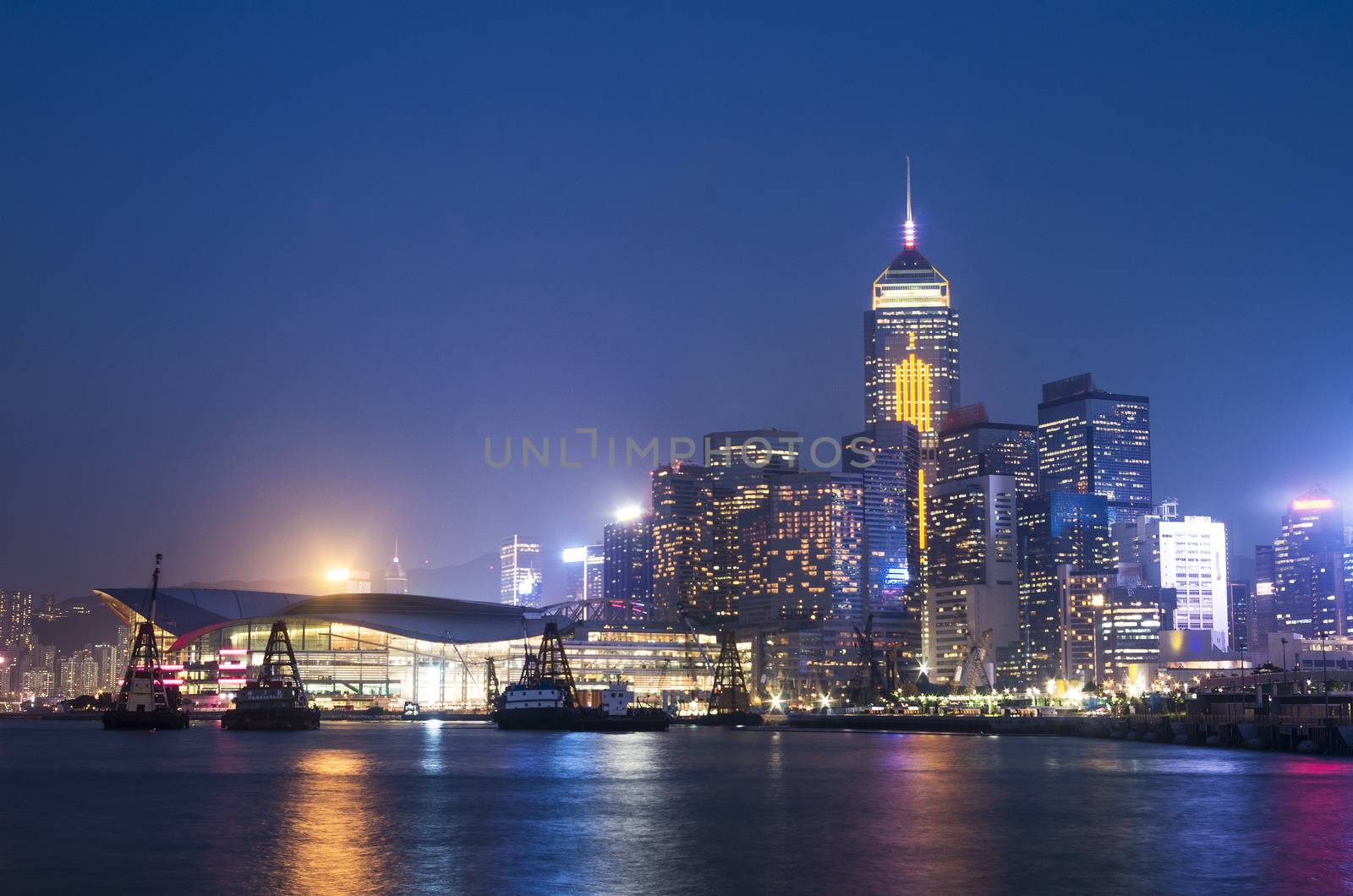 Hong Kong at night by kawing921