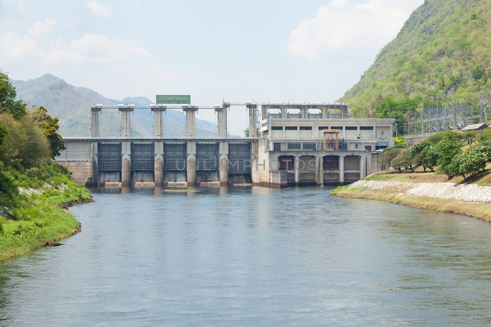 Doors water retention Store water flowing through the dam to be released into agricultural areas.