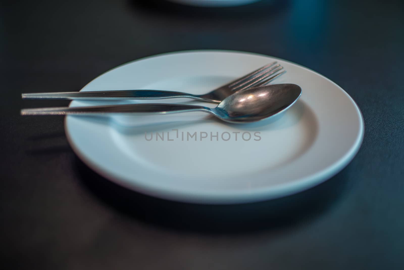 Empty dinner plate on the table in the restaurant, wait