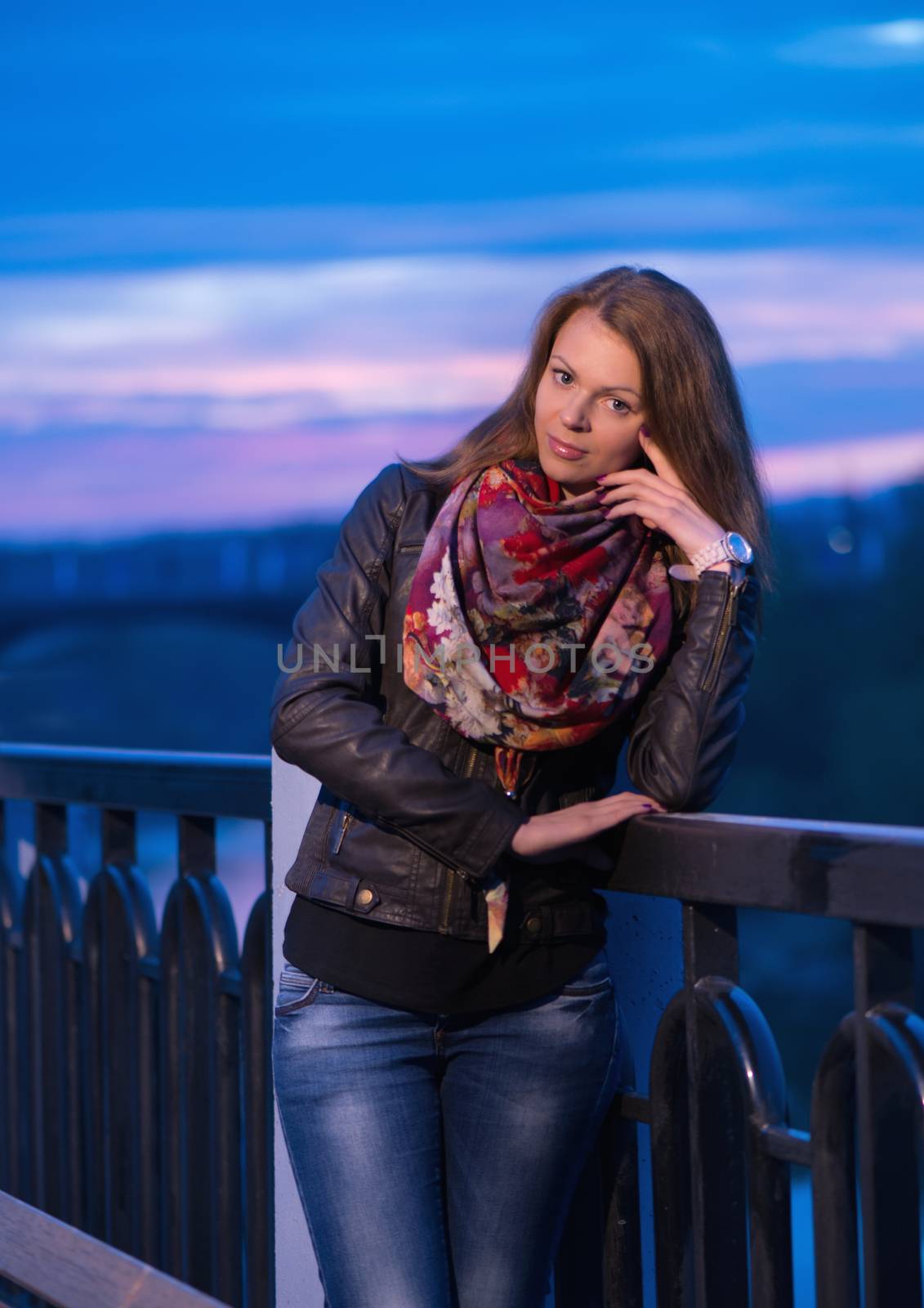 Young woman in the evening in city park by fotooxotnik