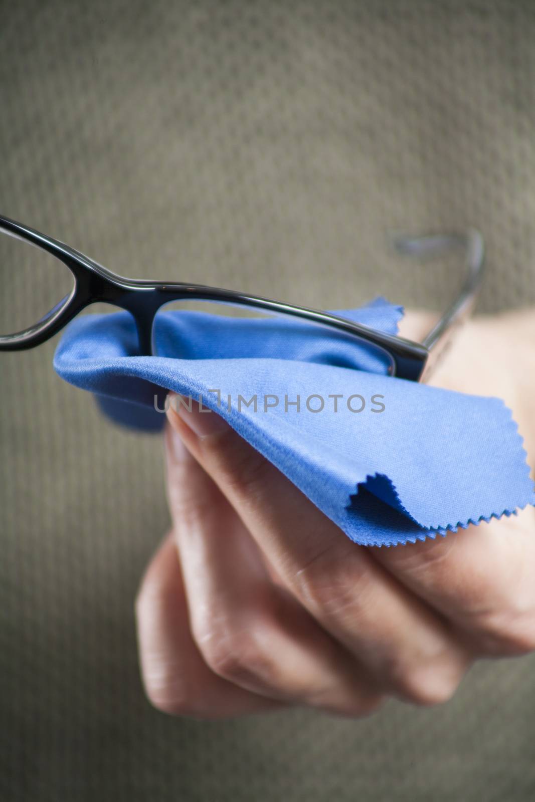 cleaning glasses with blue cloth by quintanilla