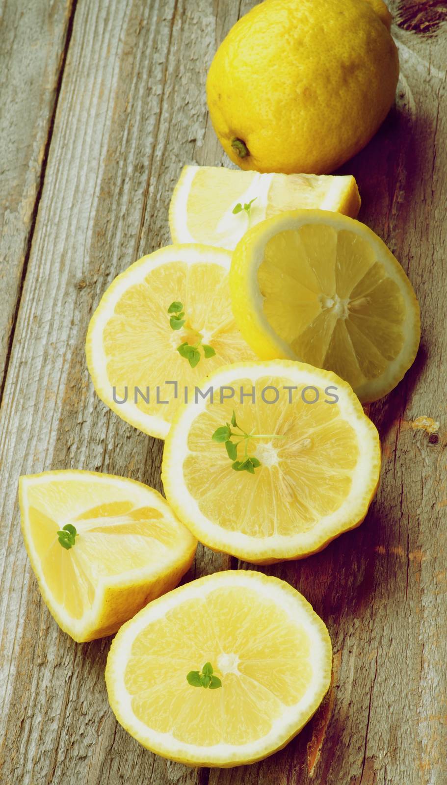 Lemons by zhekos