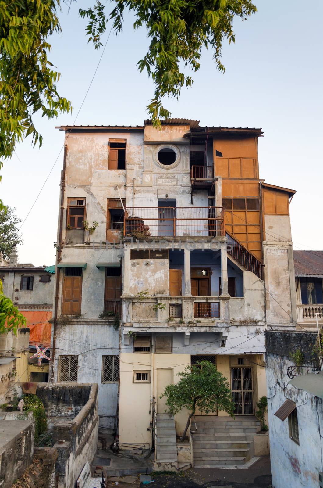 Old concrete house in Ahmedabad by siraanamwong