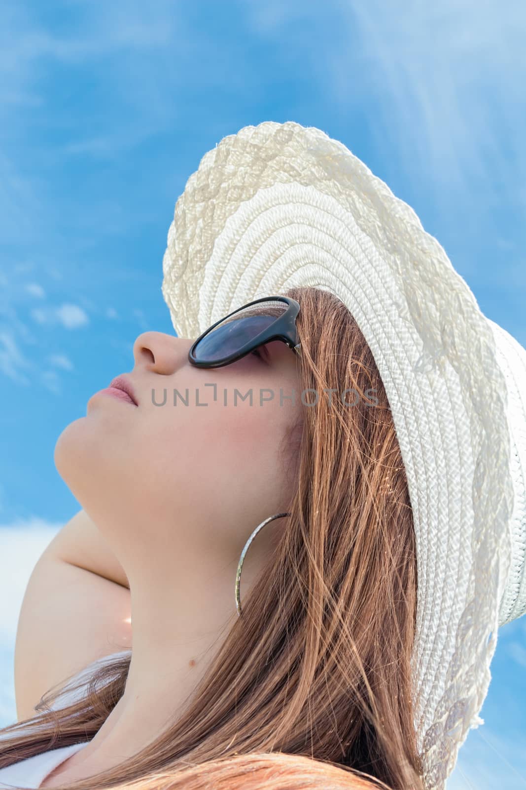 girl with sunglasses and hat