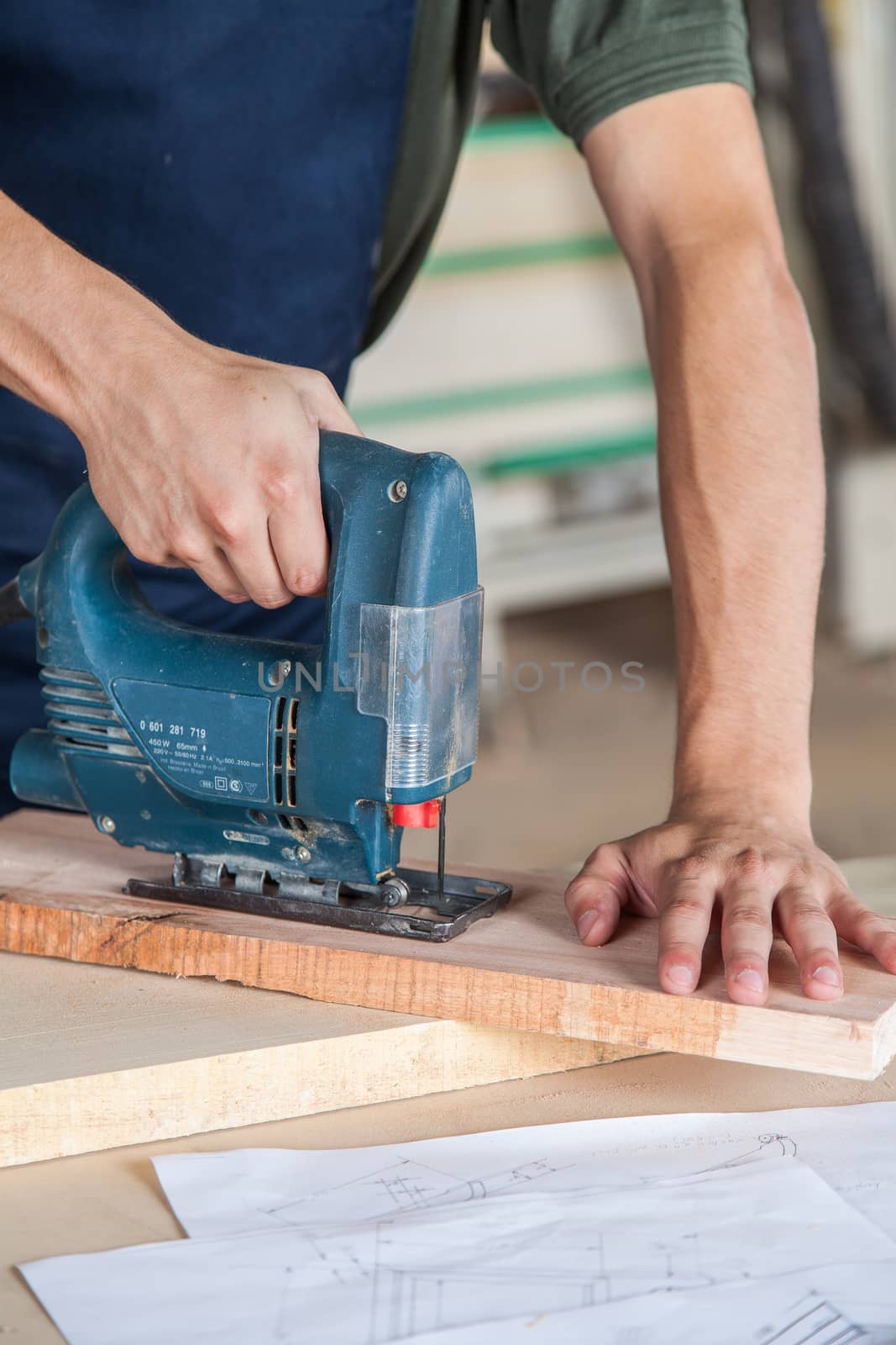 Carpenter cut with a machine