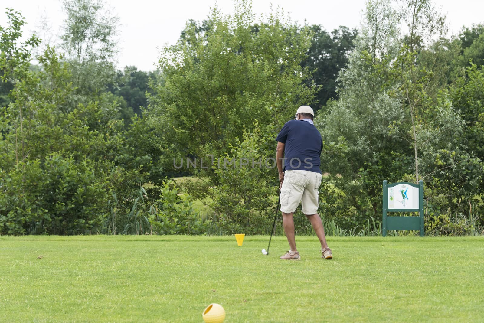 man playing golf on golftrack by compuinfoto