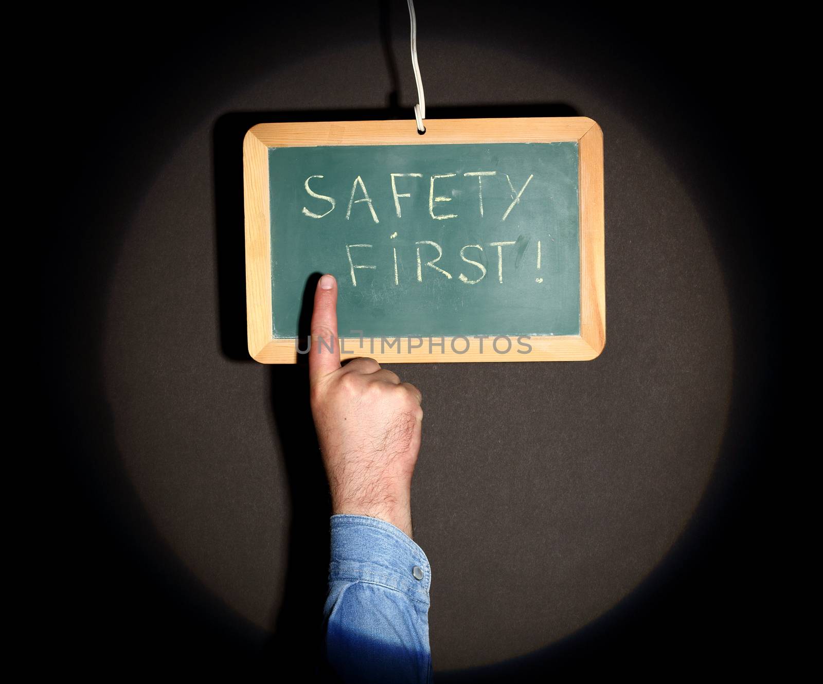 a finger pointing plate bearing the inscription "safety first"