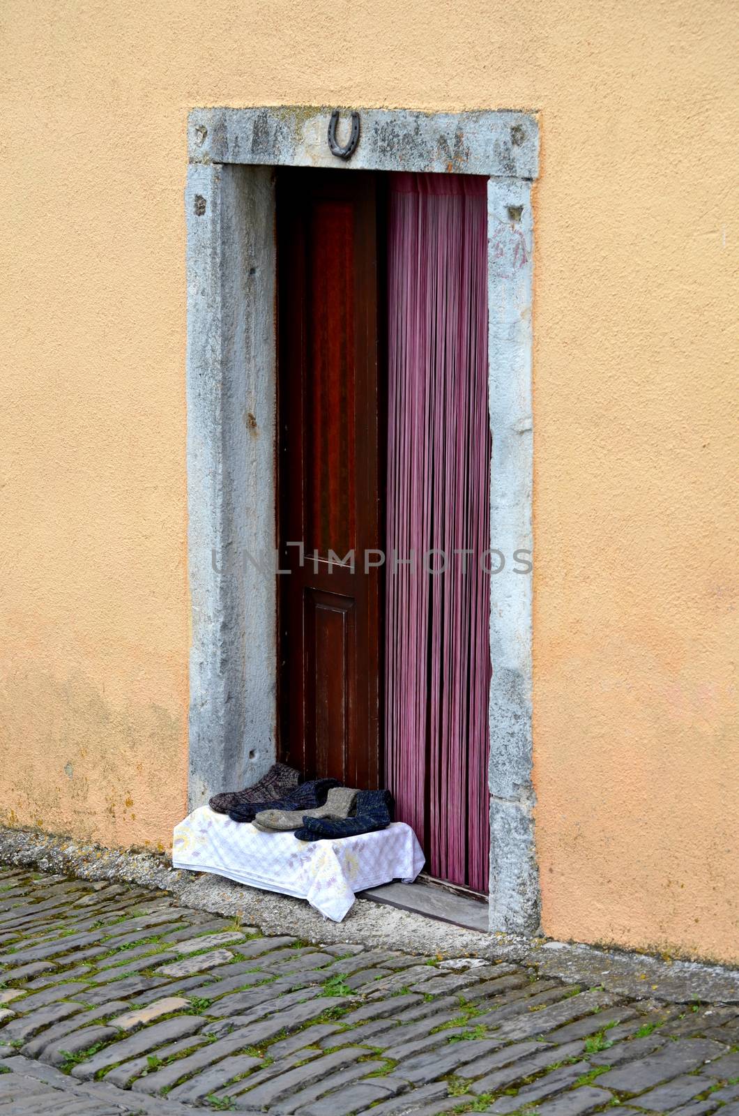 door and socks by inguaribile