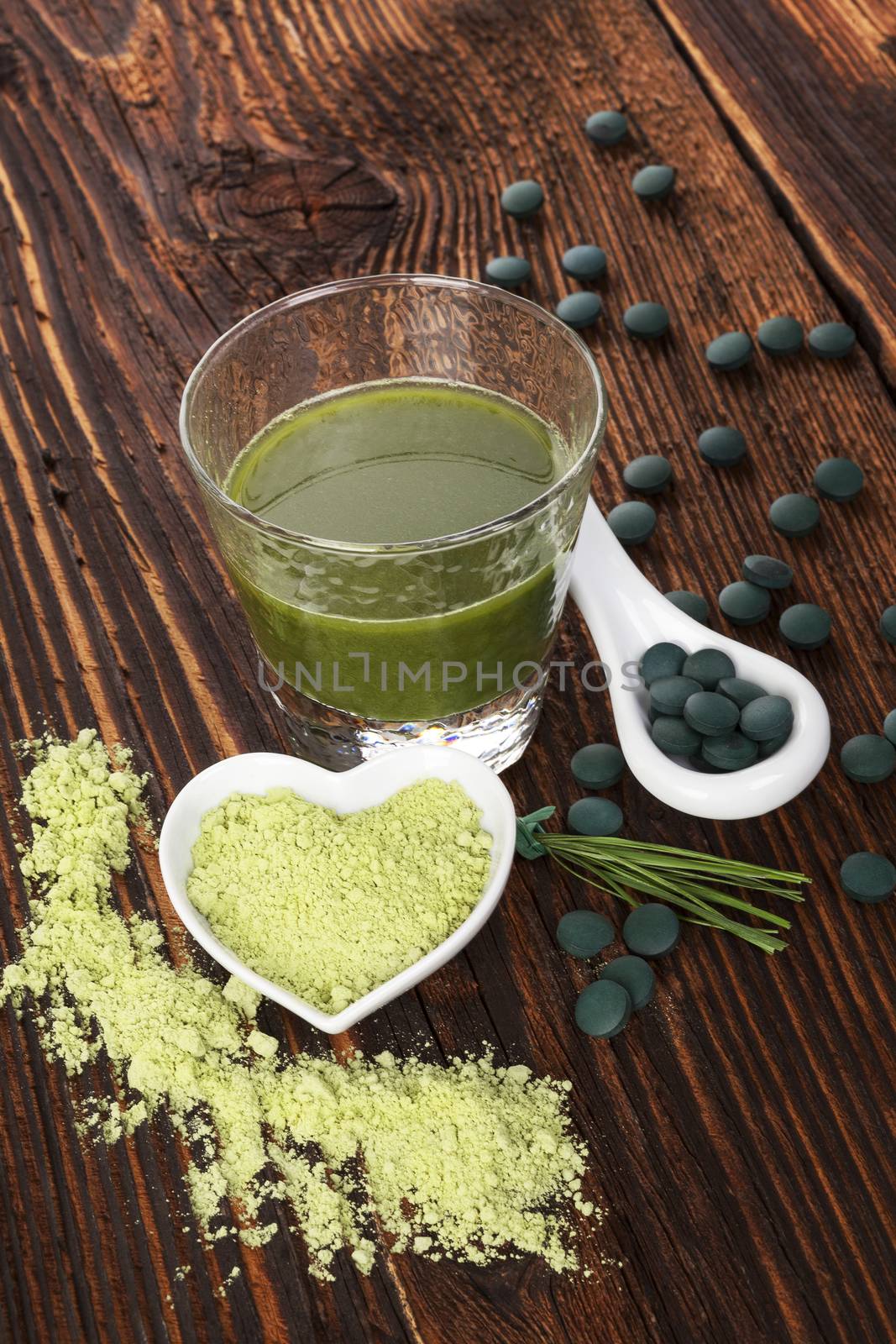 Spirulina, chlorella, barley and wheatgrass. Green supplement, superfood detox.